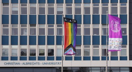 Regenbogenflagge vor der Universität Kiel