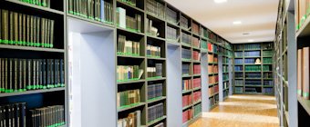 Innenaufnahme der Bibliothek in der HRK-Geschäftsstelle in Bonn - Flur mit Buchregalen
