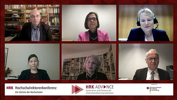 Screenshot des Panels in der Online-Auftaktveranstaltung HRK ADVANCE mit den Teilnehmenden Dr. Henriette Finsterbusch, Leiterin Dezernat Internationales, Rheinisch-Westfälische Technische Hochschule Aachen, Prof. Dr. med. Simone Fulda, Präsidentin, Christian-Albrechts-Universität zu Kiel, Prof. Dr. Ute Hellmich, Institut für Organische Chemie und Makromolekulare Chemie, Friedrich-Schiller-Universität Jena, Prof. Dr.-Ing. Bernd Scholz-Reiter, Vizepräsident für Internationale Angelegenheiten, Hochschulrektorenkonferenz und Rektor, Universität Bremen und Prof. Dr. Ingeborg Schramm-Wölk, Präsidentin, Fachhochschule Bielefeld.