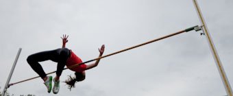 Symbolfoto: Sportstudentin beim Hochsprung.