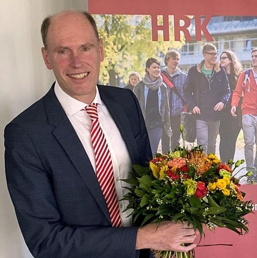 Gratulationsfoto Peter-André Alt nach erfolgter Wiederwahl (Foto: HRK)