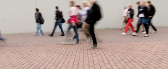 Symbolfoto: Studierende laufen über einen Campus.