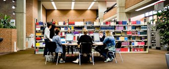 Symbolfoto: Lerngruppe in einer Hochschulbibliothek.