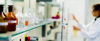 Symbolfoto: Diverse Glasflaschen im Labor.