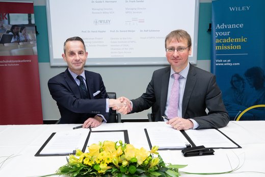 Bei der Vertragsunterzeichnung: Dr. Guido Herrmann, Managing Director Wiley-VCH, und Dr. Frank Sander, Managing Director Max Planck Digital Library Services (Foto: dpa, Tanja Marotzke)