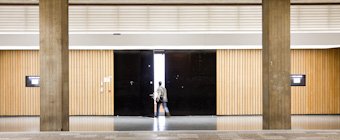 Symbolfoto: Ein Studierender geht durch die Tür eines Hörsaals.