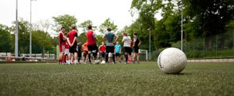 Symbolfoto: Sportstudierende auf einem Fußballfeld.