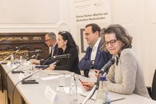 Podium im Rahmen der Kleinen Fächer-Wochen