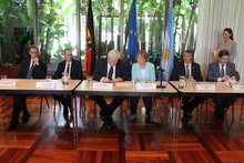 Gruppenfoto von der Unterzeichnung der Deutsch-Argentinischen Rahmenvereinbarung