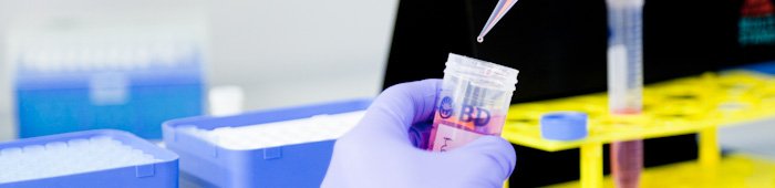 Symbolfoto: Pipette über Reagenzglas