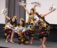 Auftritt einer indonesischen Tanzgruppe bei der "Langen Nacht der kleinen Fächer" in Frankfurt